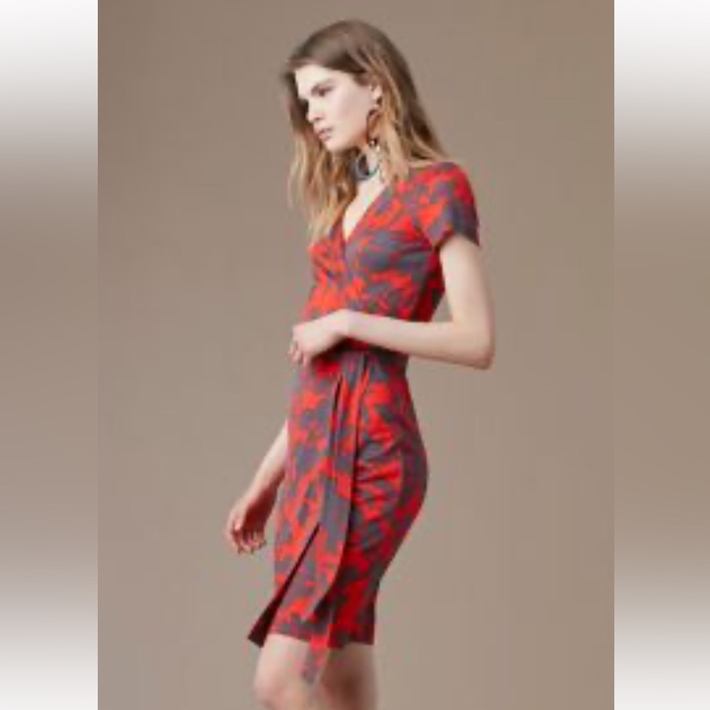 NWOT! DIANE VON FURSTENBERG Julian Short-sleeve Floral Wrap Dress - Size S - Picture 6 of 7